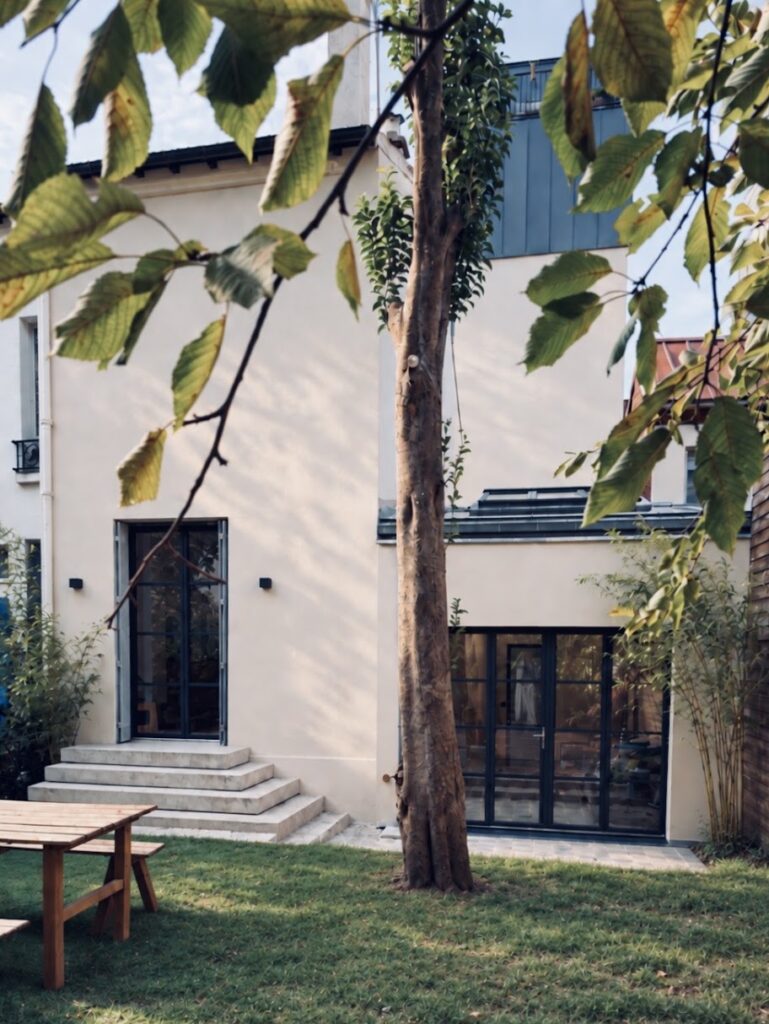 Façade sur jardin et accès aux espaces intérieurs.